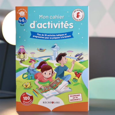 Mon cahier d’activités « Déclic lecture » Les Alphas – 35 jeux ludiques + 100 gommettes repositionnables dès 4 ans