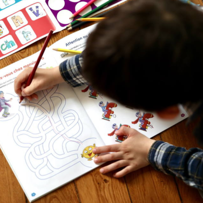 Mon cahier d’activités « Déclic lecture » Les Alphas – 35 jeux ludiques + 100 gommettes repositionnables dès 4 ans