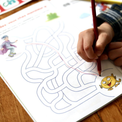 Mon cahier d’activités « Déclic lecture » Les Alphas – 35 jeux ludiques + 100 gommettes repositionnables dès 4 ans