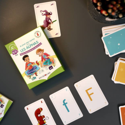 Je joue aux cartes avec Les Alphas – Jeu de 86 cartes pour apprendre les types d’écriture dès 5 ans Je joue aux cartes avec Les Alphas – Jeu de 86 cartes pour apprendre les types d’écriture dès 5 ans