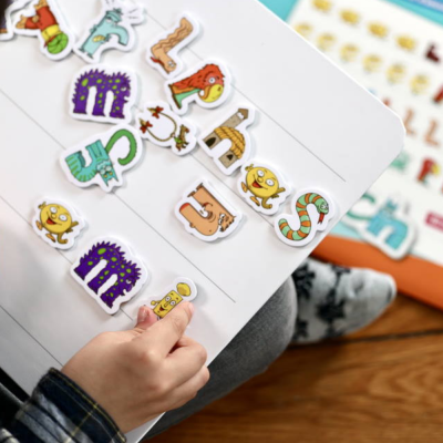 Mes premiers Alphas magnétiques – Tableau + 60 magnets pour découvrir les sons dès 4 ans (GS/CP) Mes premiers Alphas magnétiques – Tableau + 60 magnets pour découvrir les sons dès 4 ans (GS/CP)