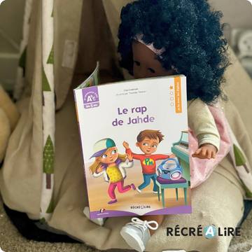 On se demandait ce que faisait poupée corolle_officiel !
Elle lisait tranquillement le RAP de Jahde ! 
Découvrez nos premières lectures ! @editionsrecrealire @lesamphad  #lesalphas #apprendrealire #pedagogie #pédagogie #apprendreautrement #lecture #methodelecture #lecturecp