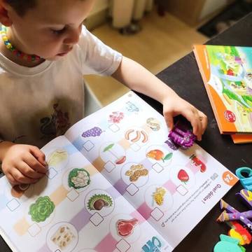 Et voici en action un moment de reconnaissance du mmmonstre 👏 Les caractéristiques visuelles et sonores des Alphas aident les enfants à associer une représentation visuelle à un son précis 💭 
C’est ce qui fait que la méthode de lecture LES ALPHAS est une méthode phonémique si efficace ! 💛
•
•
#lesalphas #apprendrealire #éducation #teampe #activiteenfant