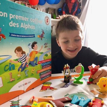 C’EST LES VACANCES ! Pour certaines et certains d’entre vous, ce soir marque le début des vacances d’hiver ⛄️ 

Quoi de prévu ? 

Pour Ewen sur la photo, ce sera après-midis à fond la lecture avec Mon premier coffret des Alphas 🤩
•
•
#lesalphas #apprendrealire #activitesenfants #vacancesenfamille 
•
📸 @delfineroullier