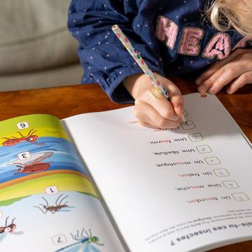 Encore des week-ends fériés ! Profitons-en pour perfectionner les connaissances sur les sons complexes 🤓
Mon cahier d’activités des sons complexes regorge d’activités progressives pour s’amuser à reconnaître et lire les sons ou, an, in, on, eu, oi… Hop ! On le met dans la valise pour qu’il accompagne l’enfant pendant les voyages 🧳 
•
•
#lesalphas #activiteenfant #cahierdevacances #lecture #lectureenfant